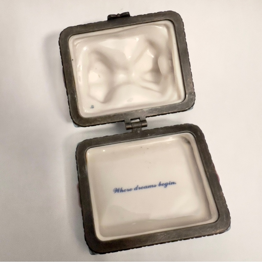 MADAME ALEXANDER Bow Circa 1999 Porcelain Hinged and Brass TRINKET BOX - Picture 4 of 5